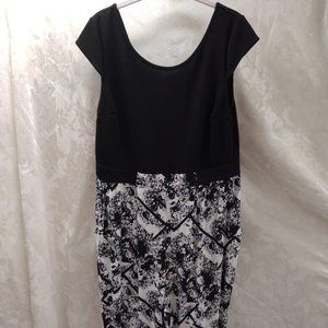 Size XL/TG Black/White Jumper by Xhilartaion